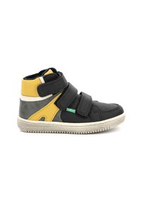 Zapatilla alta en negro, amarillo y gris. Presenta dos correas ajustables de velcro, materiales texturizados y una suela de goma con un ligero patrón de desgaste.