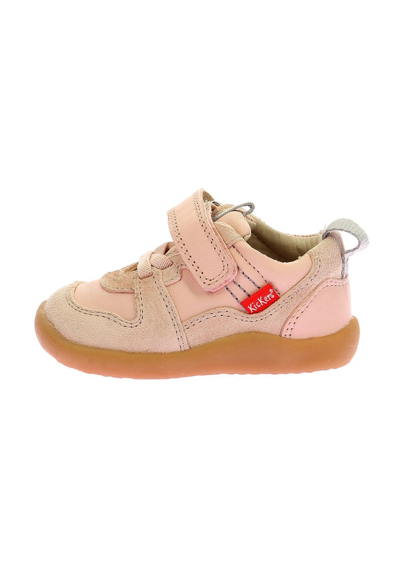 Zapato infantil rosa con materiales de ante y cuero, correa ajustable, suela de goma y acento de logo rojo. Presenta un detalle de costura.