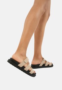 Salinyang Sandalias planas - natur