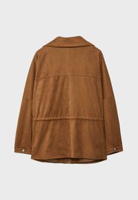 Veste en daim marron au style légèrement oversize, avec un grand col et des détails de couture au dos. Présente des accents de boutons-pression aux poignets.