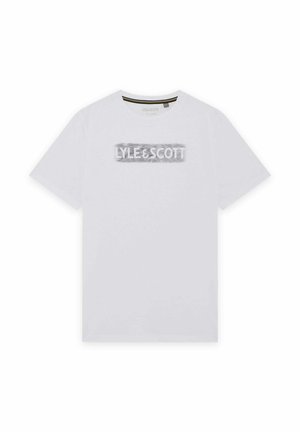 Wit T-shirt met korte mouwen met een zwart-wit rechthoekige afbeelding gecentreerd op de borst met de tekst "LYLE & SCOTT."