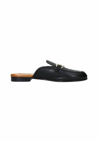 Chaussure noire en cuir à enfiler avec un bout arrondi, semelle plate et quincaillerie décorative en métal sur le dessus. Texture lisse et design minimaliste.