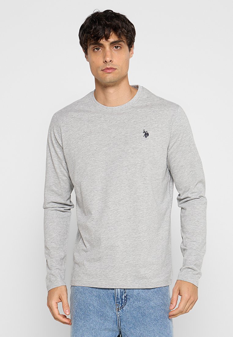 Graues Langarm-T-Shirt aus Baumwolle mit rundem Halsausschnitt und einem kleinen, navyfarbenen Logoakzent auf der Brust.