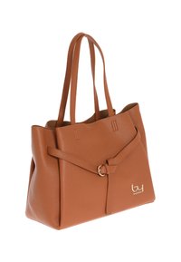Borsa tote in pelle marrone con finitura texturizzata, dotata di due manici e un dettaglio con fibbia. Presentata in un'angolazione con lati strutturati.