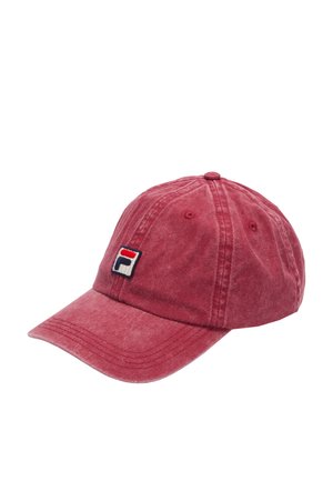 Gorra de béisbol roja con visera curva y pequeño logotipo bordado en el panel frontal sobre fondo blanco.