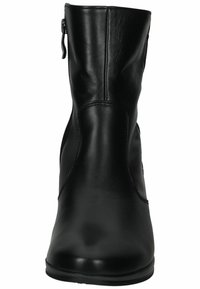 Bottine en cuir noir, avec une surface lisse, une forme légèrement effilée et une fermeture éclair sur les côtés. Présente un col rembourré et un design minimaliste.