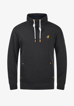 Temno siva majica s kapuco, belimi vezicami in rumenimi poudarki. Ima stranske žepe in rebraste manšete. Mehka tekstura.