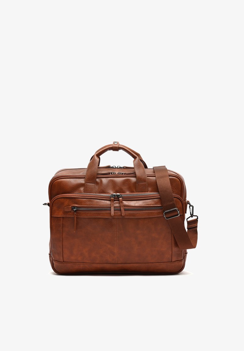 Mallette en cuir marron avec deux poignées, plusieurs compartiments zippés et une bandoulière ajustable sur fond blanc.