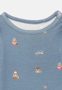 Tecido azul com pequenos estampados de um ursinho de pelúcia, cavalo balançante, carro de brinquedo, anéis empilháveis e blocos de brinquedo.