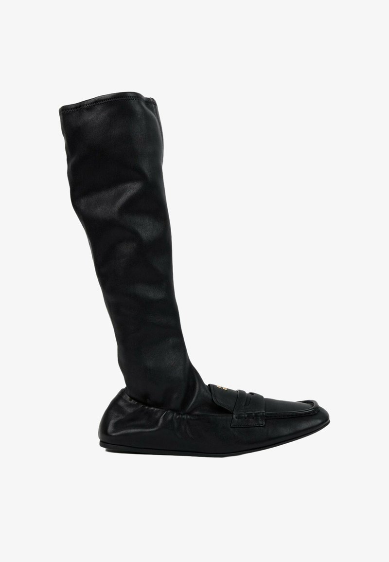 Botte plate noire montante jusqu'au genou avec dessus en cuir souple froncé et bout arrondi style mocassin.