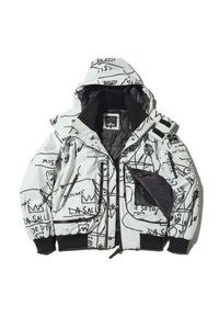 Fehér dzseki fekete firkaszerű grafikákkal, cipzáras zsebekkel, állítható kapucnival, rugalmas mandzsettákkal és kontrasztos bélésbelsővel.