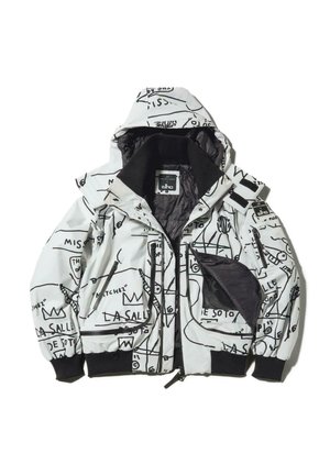Biała kurtka z czarnymi grafikami w stylu odręcznych szkiców, kieszeniami na zamek, regulowanym kapturem, elastycznymi mankietami i kontrastową podszewką wewnętrzną.