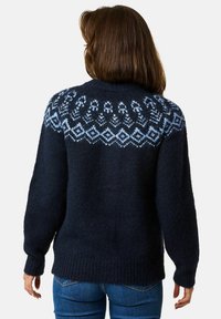 Donkerblauwe gebreide trui met een lichtblauwe yoke in patroon, ronde halslijn, lange mouwen en geribbelde onderkant, met ingewikkelde geometrische ontwerpen.