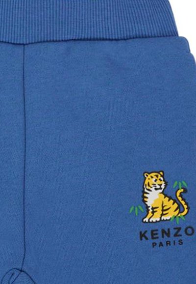 Shorts in cotone blu con una vita a coste e un logo di tigre stampato con dettagli in bambù. Il tessuto ha una superficie liscia.