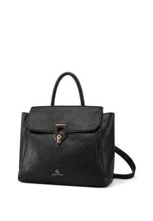 Borsa a mano in pelle nera con finitura texturizzata, forma rettangolare, pattina anteriore, hardware dorato e tracolla sottile e regolabile.
