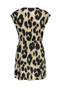 Robe courte beige avec imprimé léopard noir et brun foncé, taille cintrée et manches courtes.