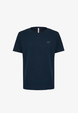 Navyblauw katoenen t-shirt met een ronde hals en korte mouwen. Bevat een klein logo op de linker borst. Glad textuur.
