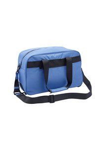 Niebieska torba podróżna wykonana z trwałego materiału, z czarnymi akcentami, dwoma uchwytami, regulowanym paskiem na ramię i zamknięciem na zamek błyskawiczny.