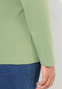 Ulla Popken ROLLKRAGEN - Langarmshirt - sage green