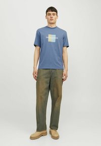 Jack & Jones GEDRUCKT RUNDHALS - T-shirt med print - nightshadow blue