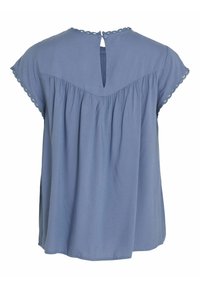 Blusa blu a maniche corte con schiena arricciata, bordi a scallop e chiusura a bottone a forma di chiave al collo. Tessuto morbido e leggero.