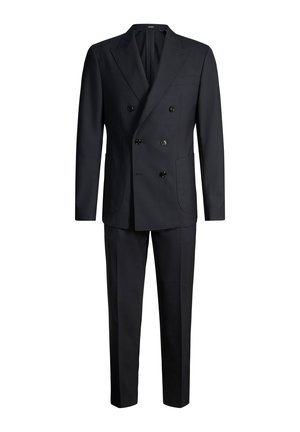 Schwarzer doppelreihiger Anzug mit Kerbfallkragen, Vier-Knopf-Verschluss, aufgesetzten Taschen und passenden, maßgeschneiderten Hosen vor weißem Hintergrund.
