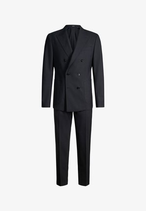 Schwarzer doppelreihiger Anzug mit Kerbfallkragen, Vier-Knopf-Verschluss, aufgesetzten Taschen und passenden, maßgeschneiderten Hosen vor weißem Hintergrund.