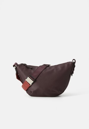 Borsa a tracolla di un rosso scuro con una larga tracolla regolabile adornata da una fibbia rossa e argentata, mostrata su uno sfondo bianco semplice.