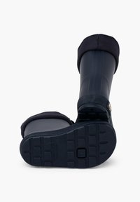 Stivali da pioggia neri in gomma con suola texturizzata, bordo in tessuto e dettagli con fascetta. Il design presenta una parte superiore liscia e una base robusta.