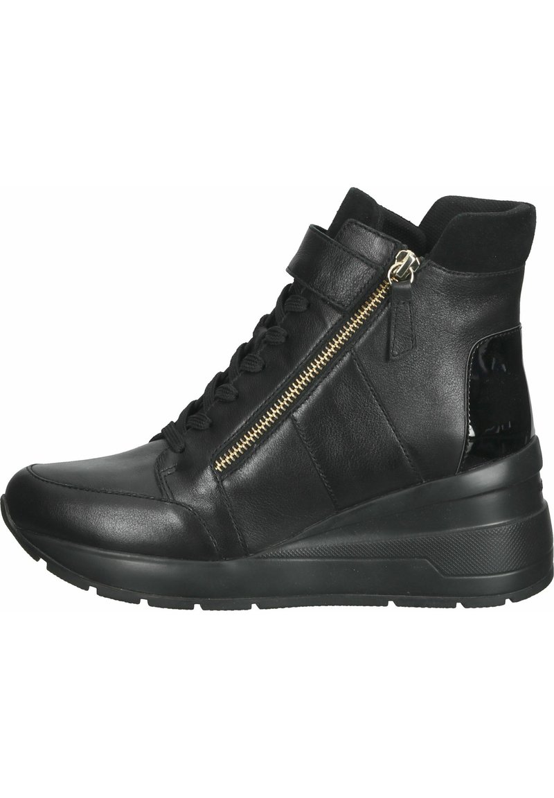 Baskets montantes en cuir noir avec une semelle compensée, arborant un détail zippé et des accents texturés sur les côtés. Fermeture lacée avec une sangle.