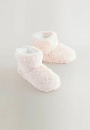 Rosa fluffiga tofflor med rund tå och vikbar krage, med en mjuk textur och plyschfoder för komfort.