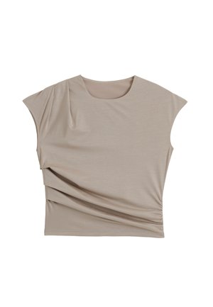 Beige kortærmet damebluse med bådhalsudskæring og asymmetrisk draperet detalje på venstre side, lavet af blødt, let stof.