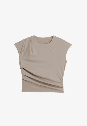 Beige Damenoberteil mit kurzen Ärmeln, Bootsausschnitt und asymmetrisch drapiertem Detail auf der linken Seite, aus weichem, leichtem Stoff gefertigt.