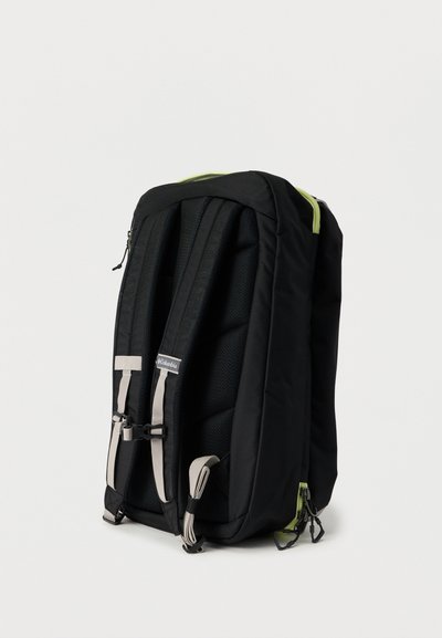 Μαύρο σακίδιο με υφή στο ύφασμα, επενδυμένη πλάτη, ρυθμιζόμενους ιμάντες και πράσινες φλούο λεπτομέρειες. Διαθέτει φερμουάρ και μεταλλικά κλιπς.