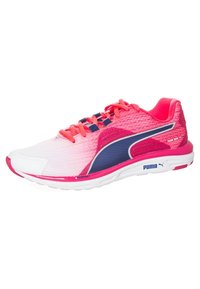 Scarpa da running con tomaia in mesh in gradiente rosa con dettagli blu navy, suola bianca e particolari rosa. I lacci sono di un brillante arancione.