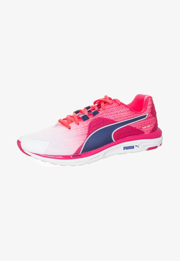 Chaussure de course avec un dessus en maille dégradé rose et accents navy, semelle blanche et détails roses. Les lacets sont d'un orange vif.