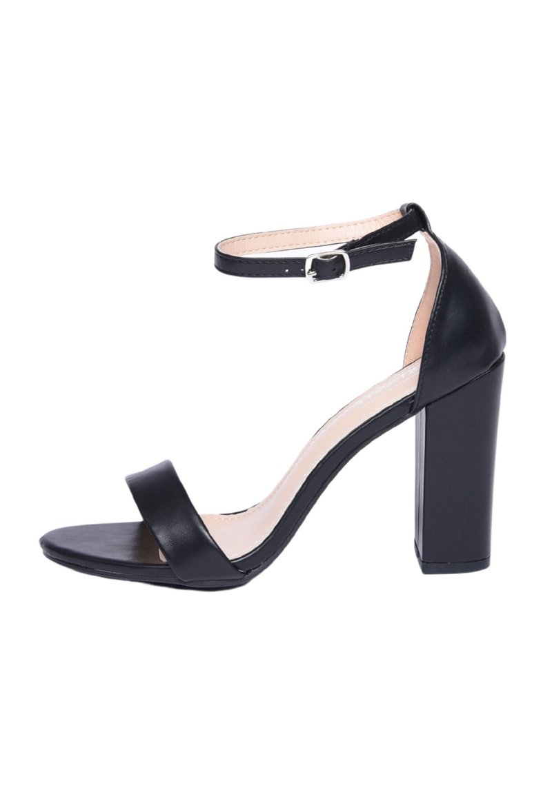 Sandal con tacco alto nero, con tomaia in pelle liscia, fascia larga sulla punta, cinturino alla caviglia con fibbia e tacco quadrato spesso.