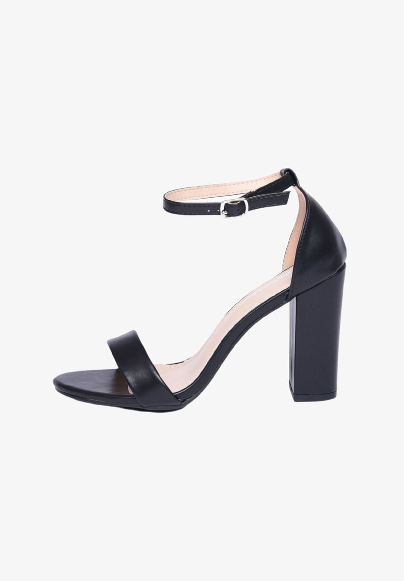Sandal con tacco alto nero, con tomaia in pelle liscia, fascia larga sulla punta, cinturino alla caviglia con fibbia e tacco quadrato spesso.