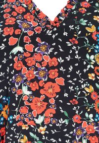 Schwarzes Blumenkleid mit lebhaften roten, lila und gelben Blumen sowie grünen Blättern. Strukturierter Stoff und ein V-Ausschnitt mit Rüschendetails.