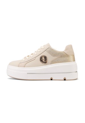 Sneakers platform in pelle beige con accenti metallici testurizzati, punta rotonda, suola bianca e dettaglio del logo prominente sul lato.