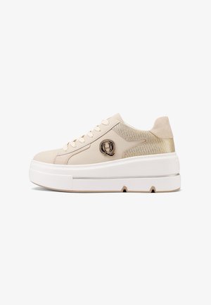 Sneakers platform in pelle beige con accenti metallici testurizzati, punta rotonda, suola bianca e dettaglio del logo prominente sul lato.