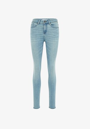 Lysblå skinny jeans med forlommer, bæltestropper og knaplukning, vist mod en hvid baggrund.