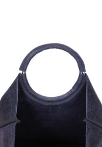 Donkerblauwe suède tas met een ronde handgreep. Open-top ontwerp, gladde textuur en zichtbare stiksel details langs de randen.