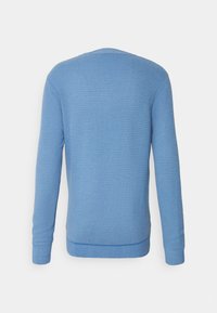 Blauer gestrickter Pullover mit strukturiertem Muster, langen Ärmeln und gerippten Bündchen sowie Saum. Die Rückansicht zeigt einen glatten Halsausschnitt und eine insgesamt gleichmäßige Farbe.
