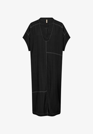 Robe noire en tissu lisse, dotée d'un col en V, de manches courtes et d'une couture blanche contrastante dans un motif géométrique.