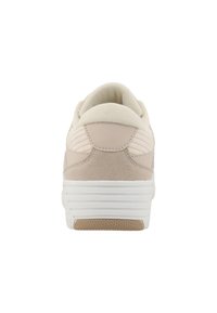 Tenis bej cu guler umplut, superior din suede și țesătură, talpă groasă din cauciuc alb și textură pe partea de jos a călcâiului.