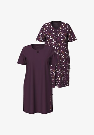 Dos vestidos de tela púrpura oscuro. Uno tiene un diseño sólido con mangas cortas; el otro presenta un patrón de puntos multicolores y un escote en V.