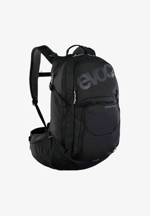 Schwarzer Nylon-Rucksack mit strukturierter Form, ausgestattet mit verstellbaren, gepolsterten Trägern, mehreren Reißverschlüssen und einem "evoc"-Logo auf der Vorderseite.
