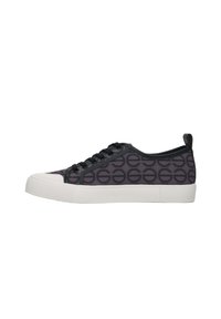 Zwarte sneaker met een herhaald cirkelpatroon, rubberen zool, witte accenten, vetersluiting en een achterste pull-tab voor gemakkelijk aan- en uittrekken.