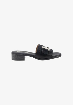 Sandalia negra de cuero tipo slide con tacón bajo de bloque y detalle de hebilla plateada en la tira ancha que cruza el pie.